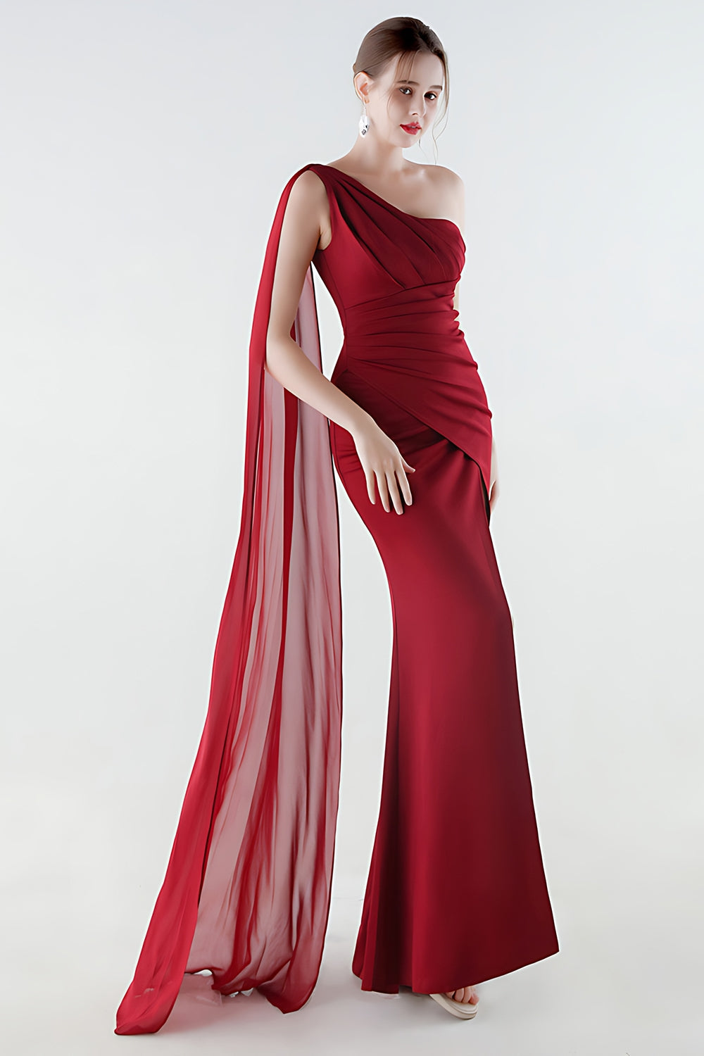 Robe de soirée sirène noire asymétrique avec traîne flottante