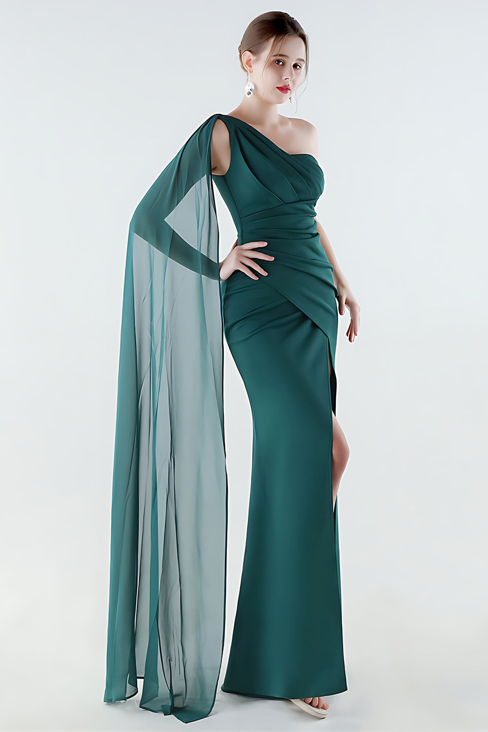 Robe de soirée sirène noire asymétrique avec traîne flottante