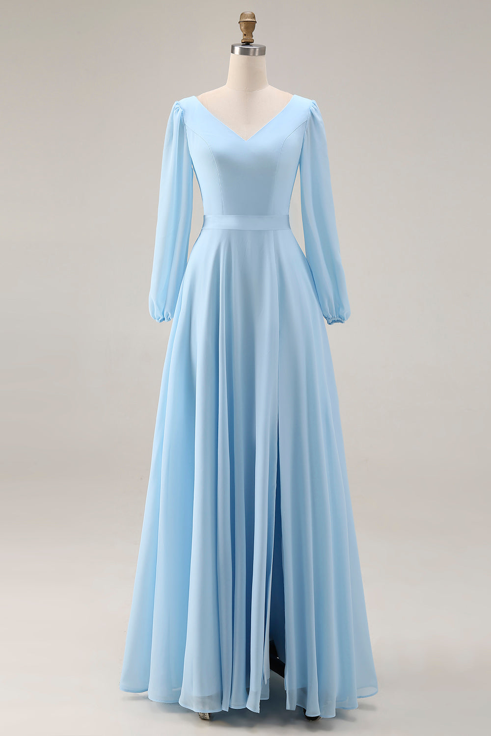 Robe longue bleu ciel de style trapèze en mousseline de soie, avec col en V et fente, idéale pour les invitées de mariage