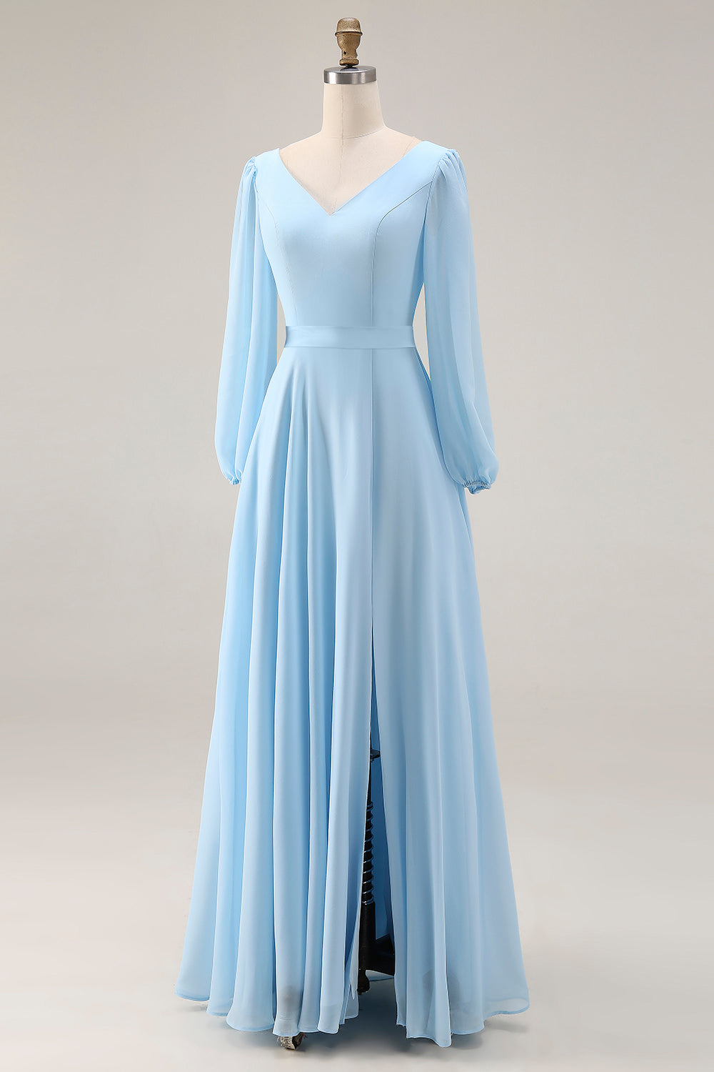 Robe longue bleu ciel de style trapèze en mousseline de soie, avec col en V et fente, idéale pour les invitées de mariage