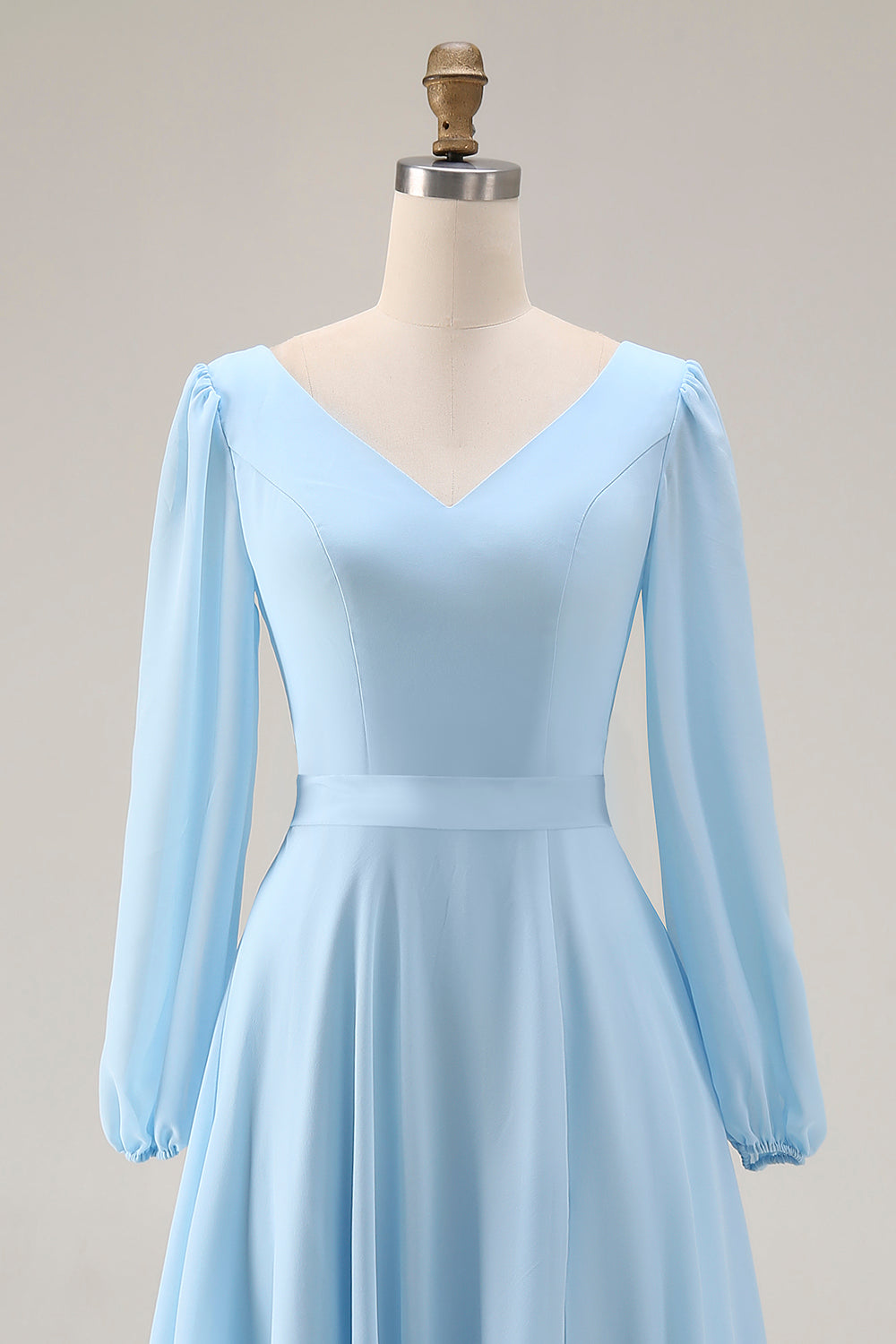Robe longue bleu ciel de style trapèze en mousseline de soie, avec col en V et fente, idéale pour les invitées de mariage