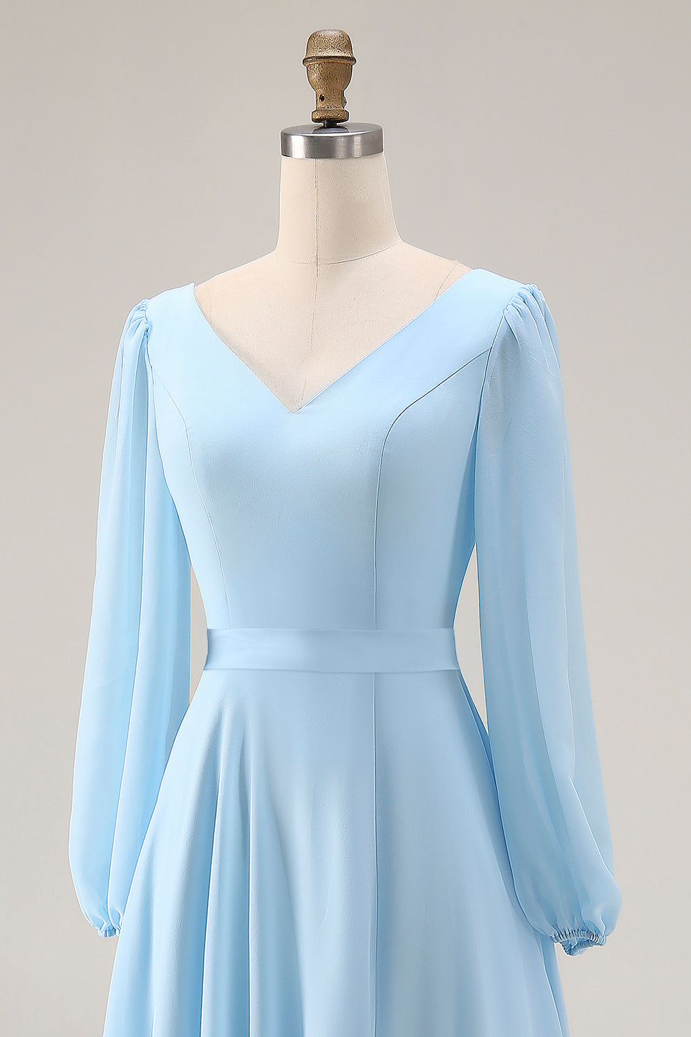 Robe longue bleu ciel de style trapèze en mousseline de soie, avec col en V et fente, idéale pour les invitées de mariage