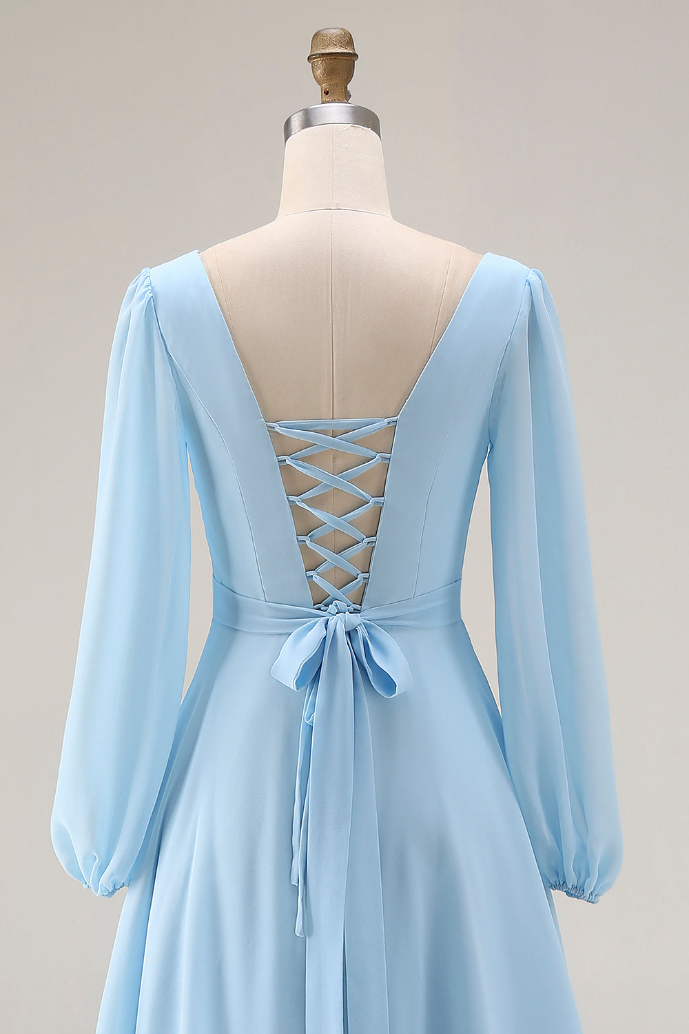 Robe longue bleu ciel de style trapèze en mousseline de soie, avec col en V et fente, idéale pour les invitées de mariage