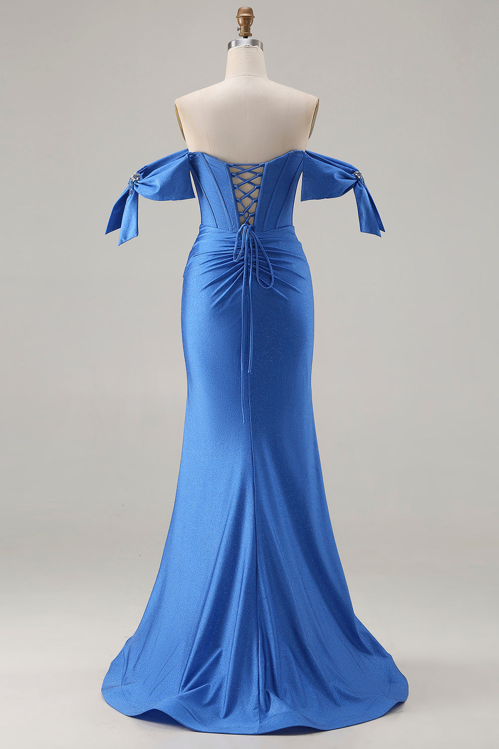 Robe de bal longue en satin bleu roi, coupe sirène, épaules dénudées, corset et fente
