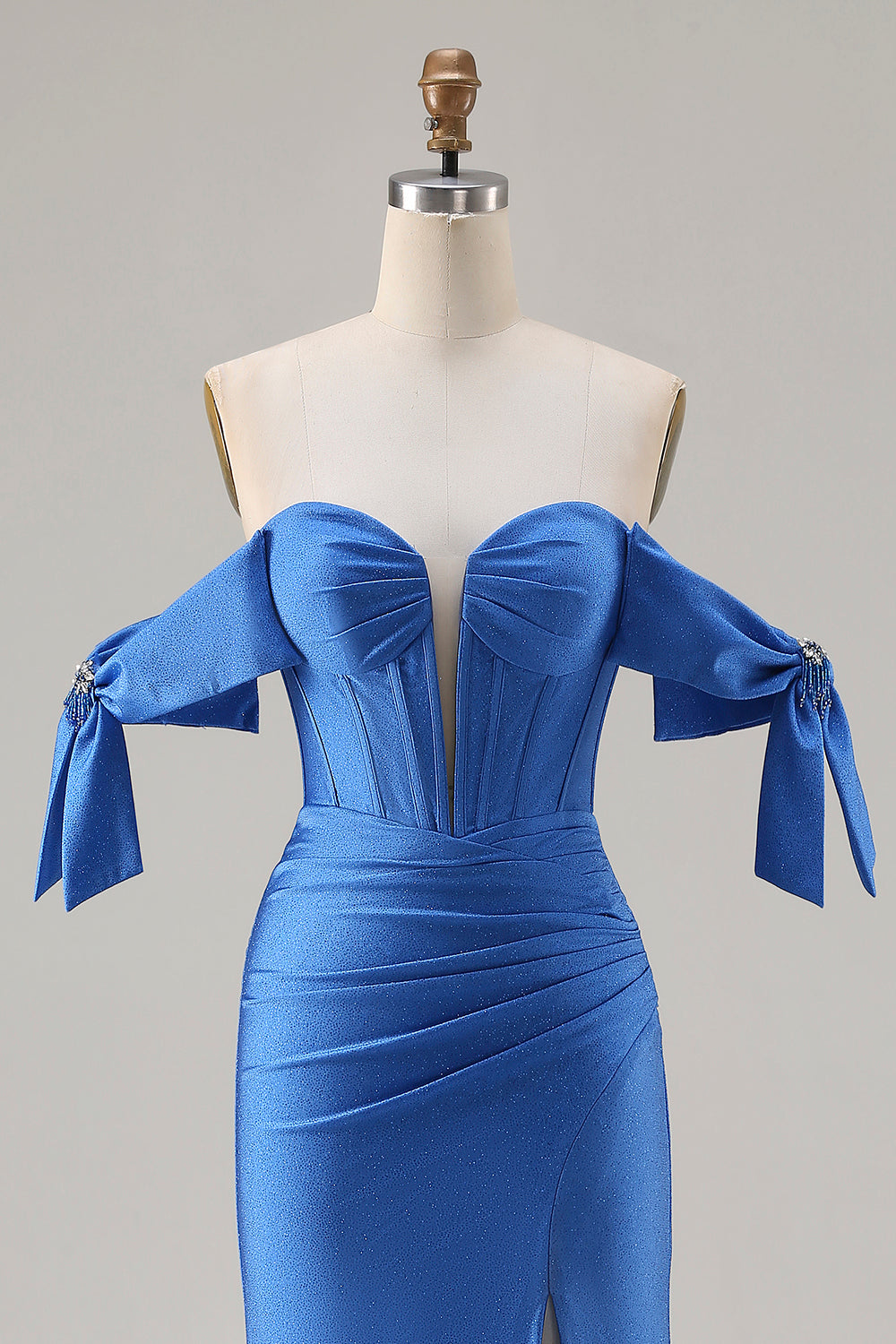 Robe de bal longue en satin bleu roi, coupe sirène, épaules dénudées, corset et fente