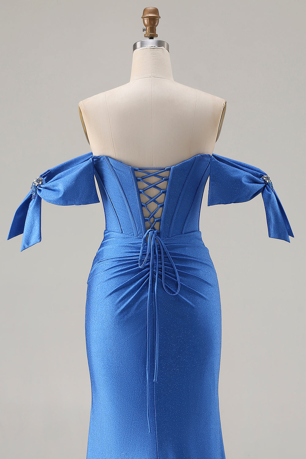Robe de bal longue en satin bleu roi, coupe sirène, épaules dénudées, corset et fente