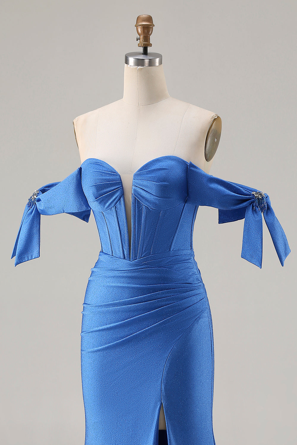 Robe de bal longue en satin bleu roi, coupe sirène, épaules dénudées, corset et fente
