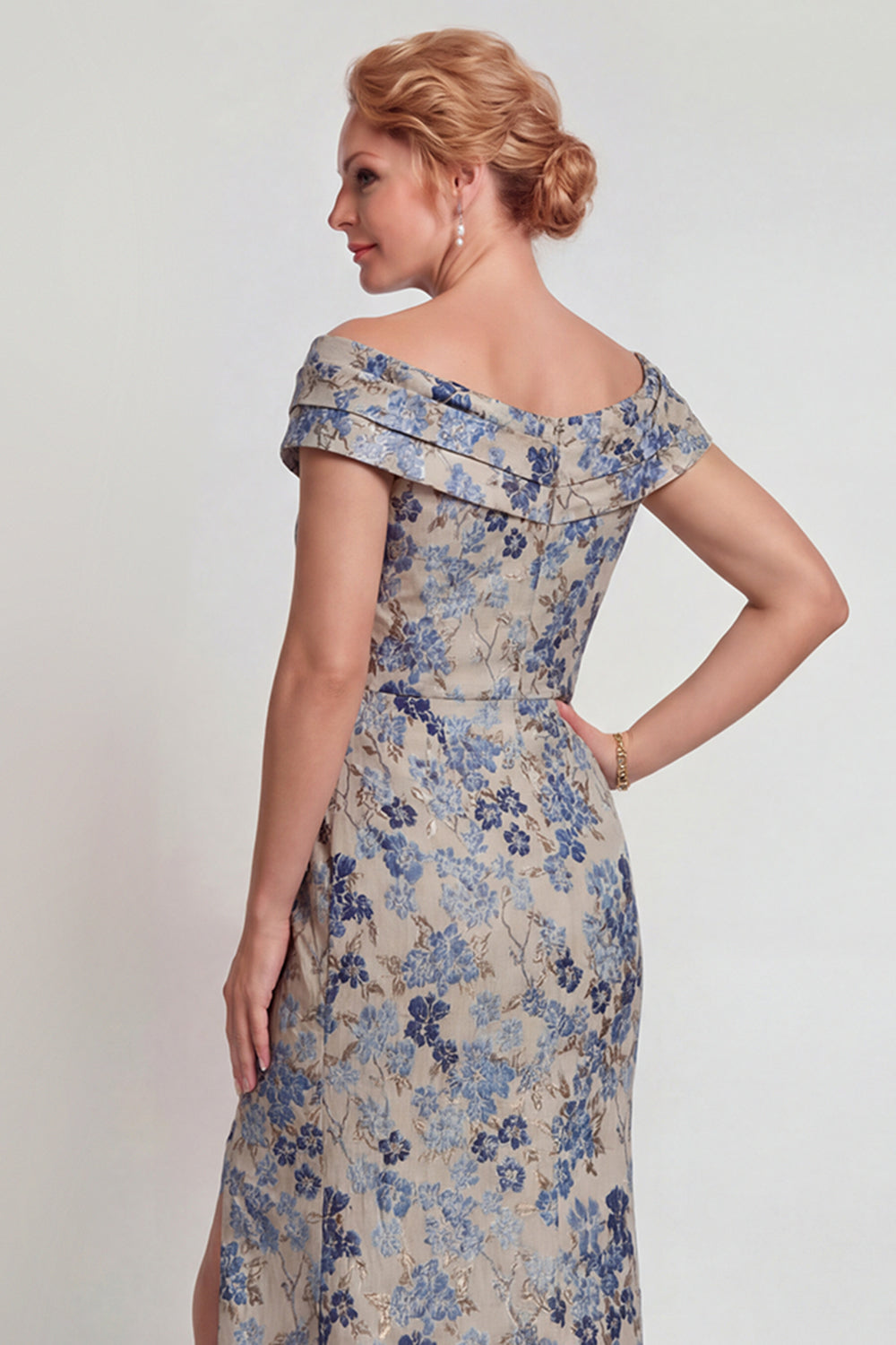 Robe longue de mère de la mariée fendue épaules dénudées à fleurs bleu gris