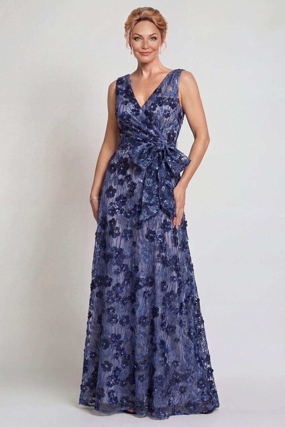 Vestido largo azul oscuro de cuello en V y corte A para madre de la novia con lazo