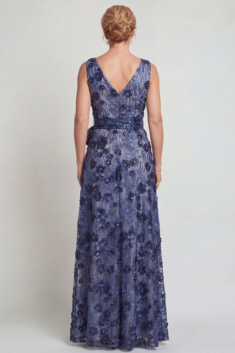 Vestido largo azul oscuro de cuello en V y corte A para madre de la novia con lazo