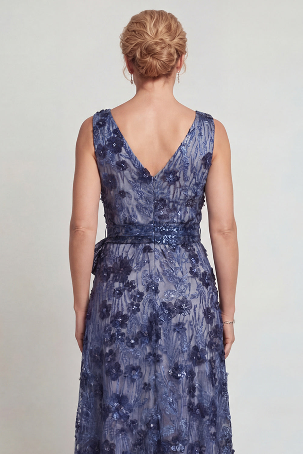Vestido largo azul oscuro de cuello en V y corte A para madre de la novia con lazo