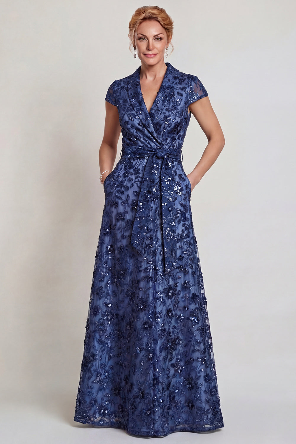 Robe longue trapèze bleu foncé ornée d'applications en V pour la mère de la mariée