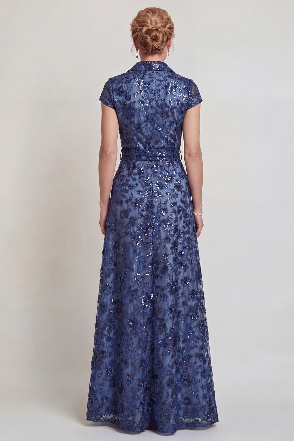 Robe longue trapèze bleu foncé ornée d'applications en V pour la mère de la mariée