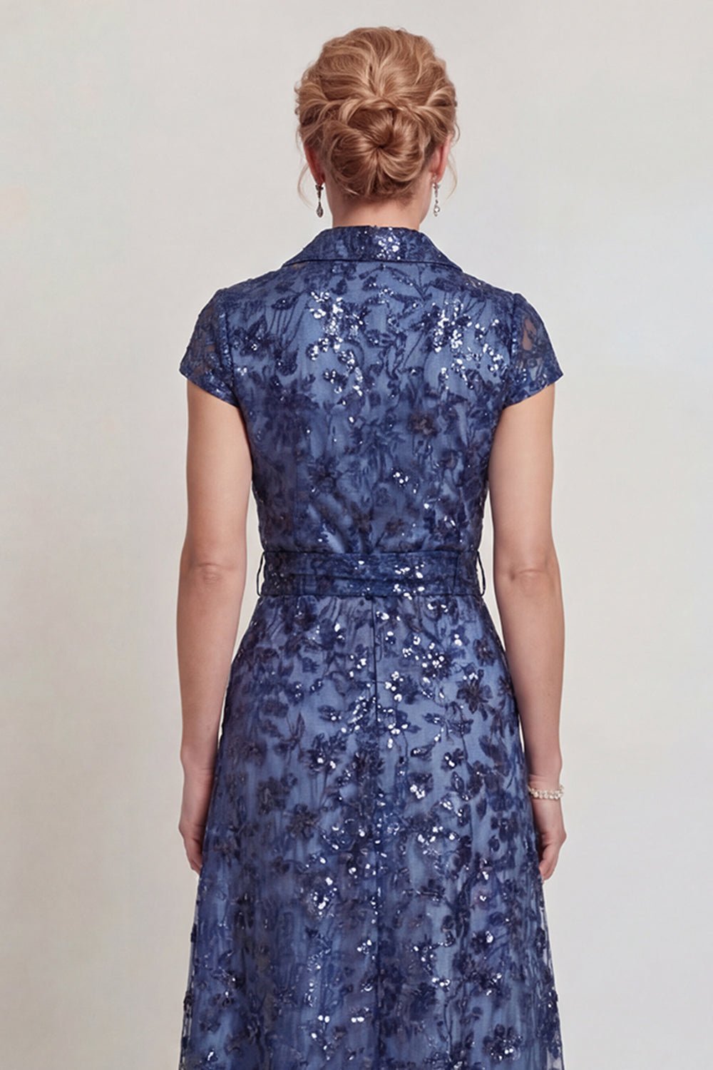 Robe longue trapèze bleu foncé ornée d'applications en V pour la mère de la mariée