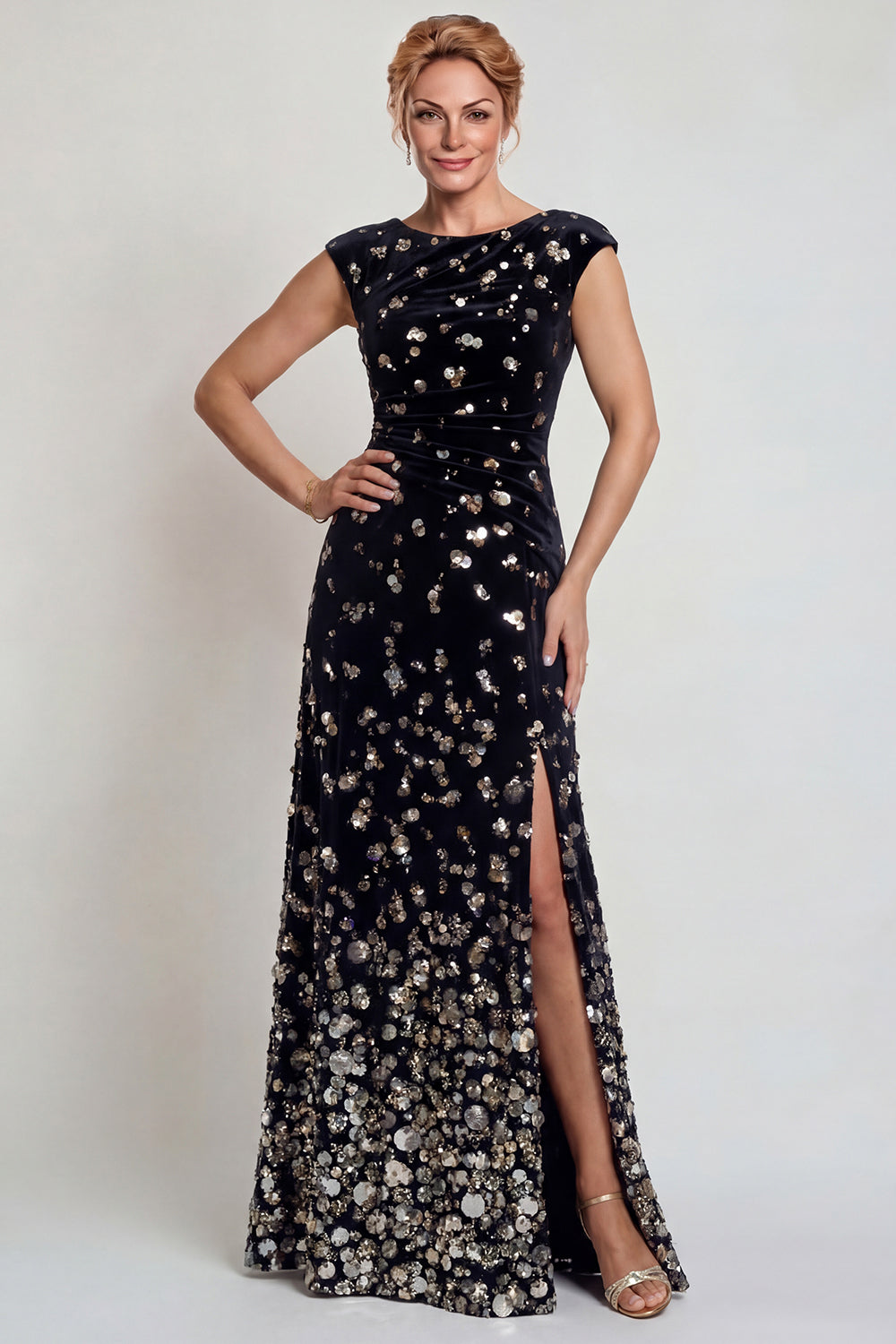 Robe de mariée trapèze, col bateau, noire et argentée scintillante, ornée de sequins