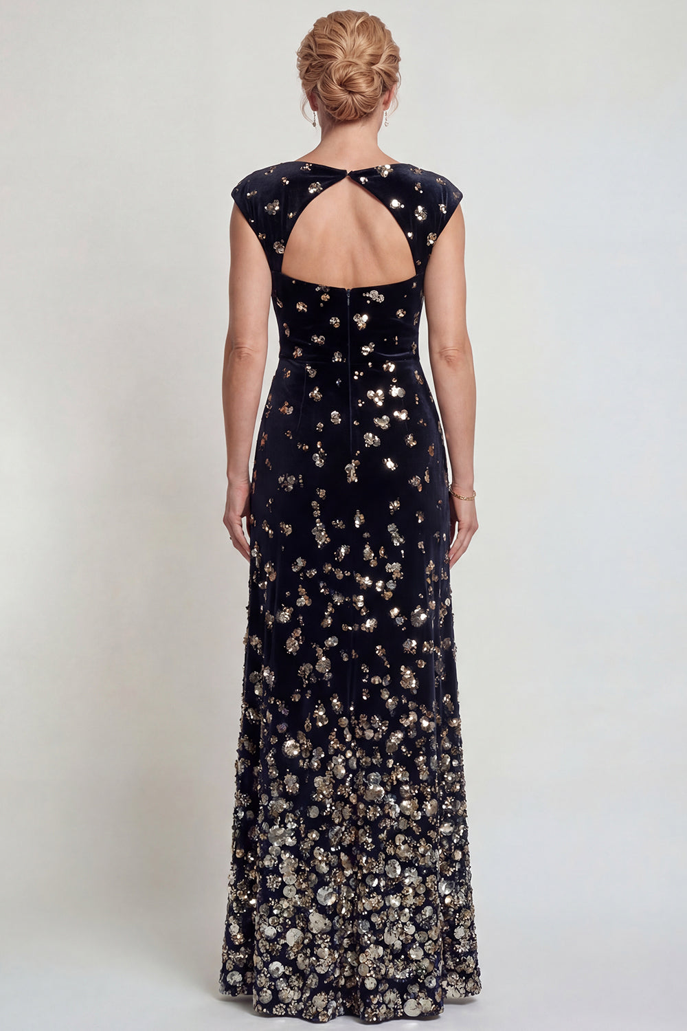 Robe de mariée trapèze, col bateau, noire et argentée scintillante, ornée de sequins