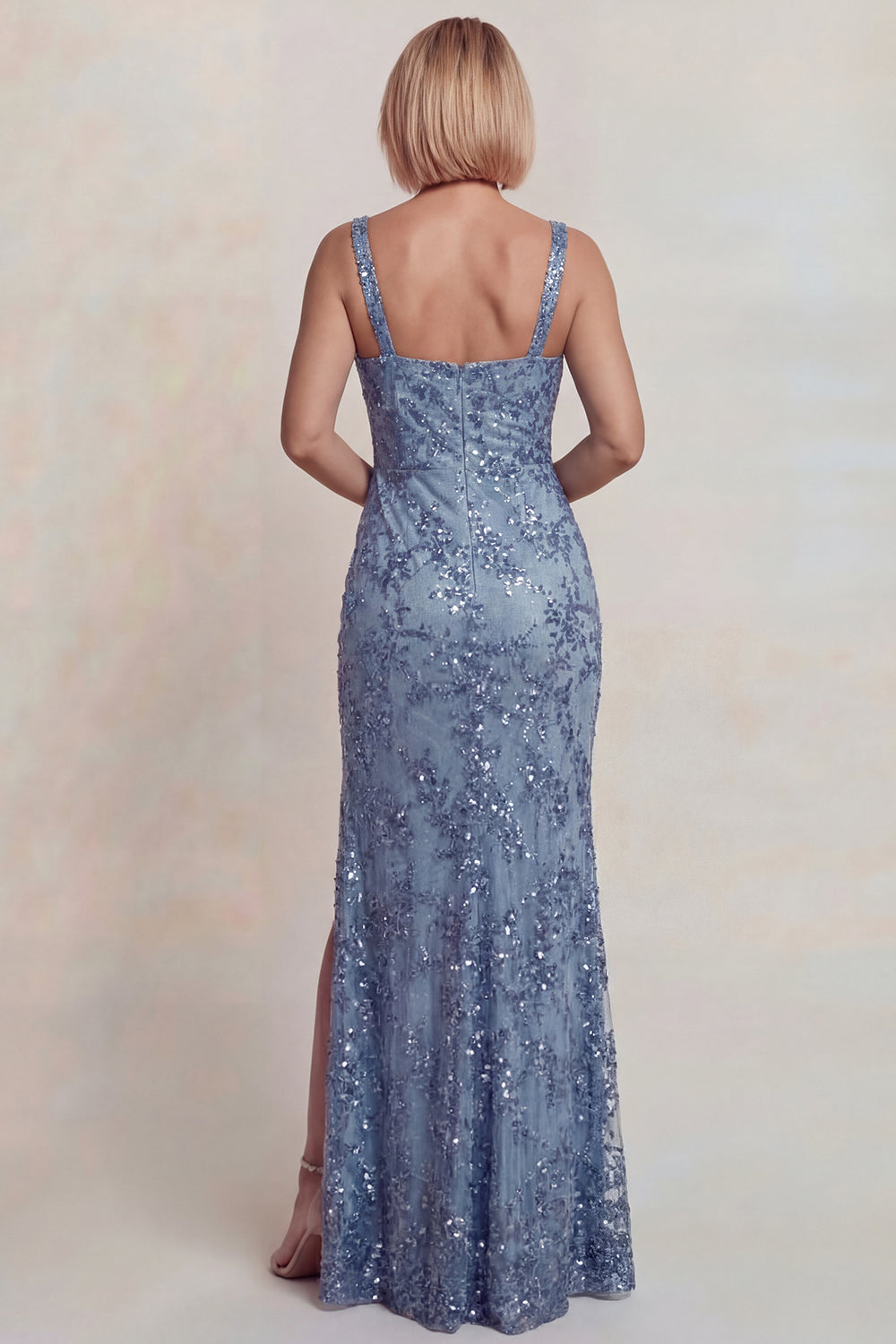 Robe fourreau à bretelles spaghetti en gris-bleu étincelant avec broderies appliquées et fente pour la mère de la mariée