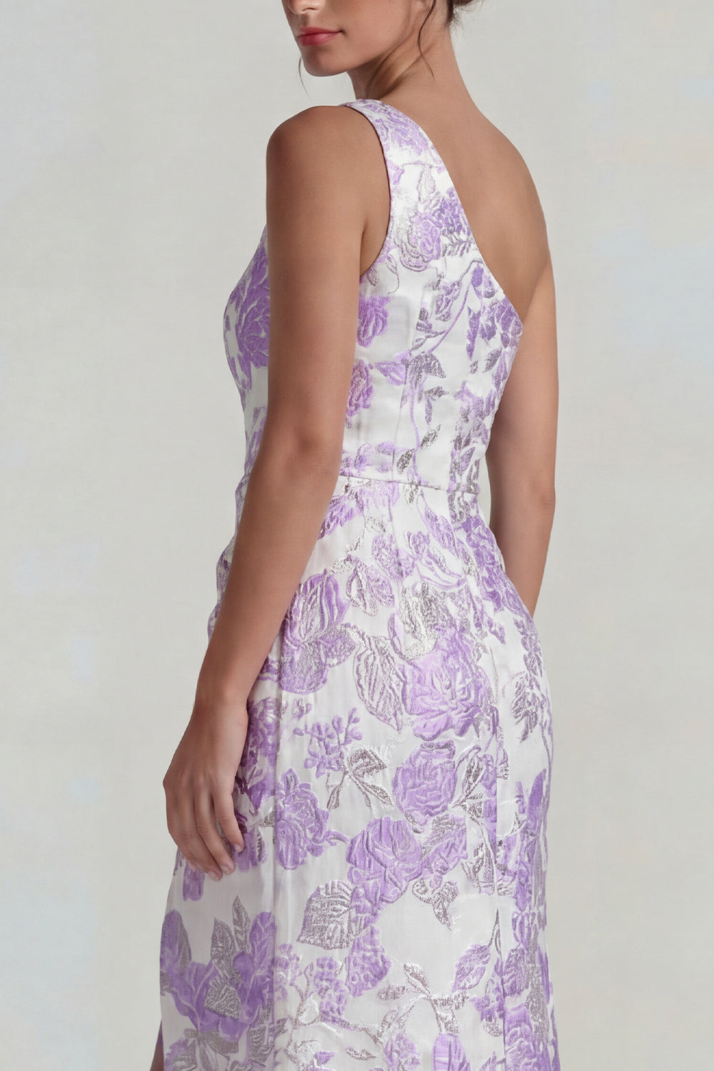 Robe longue de soirée fourreau fendue en jacquard lilas plissé à une épaule