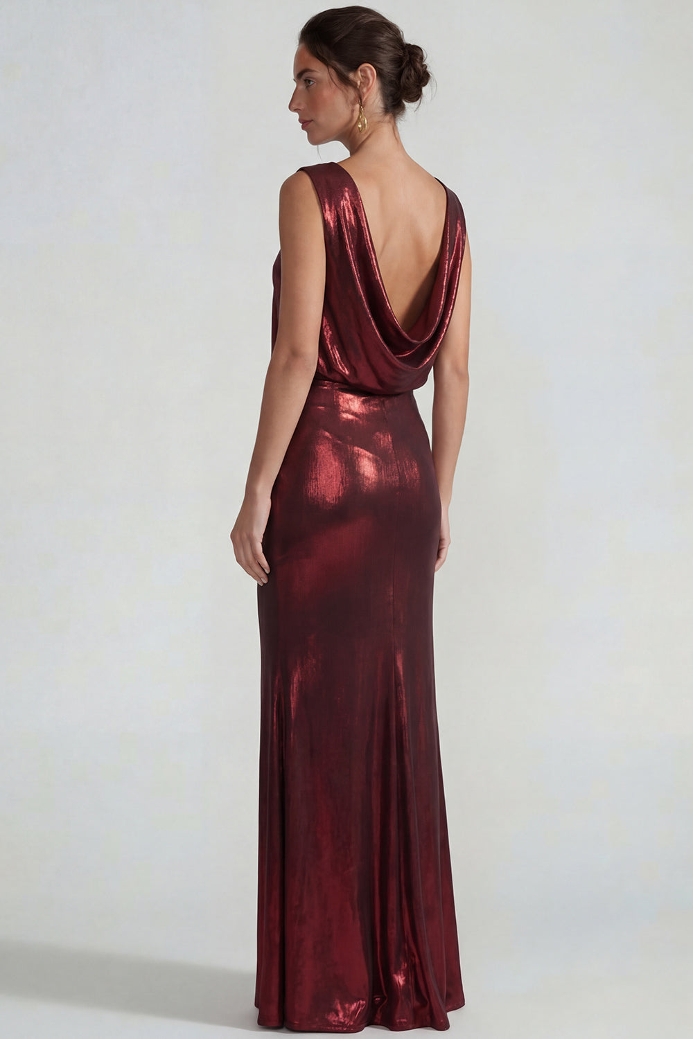 Robe longue de cérémonie fourreau en satin métallisé bordeaux à col bateau