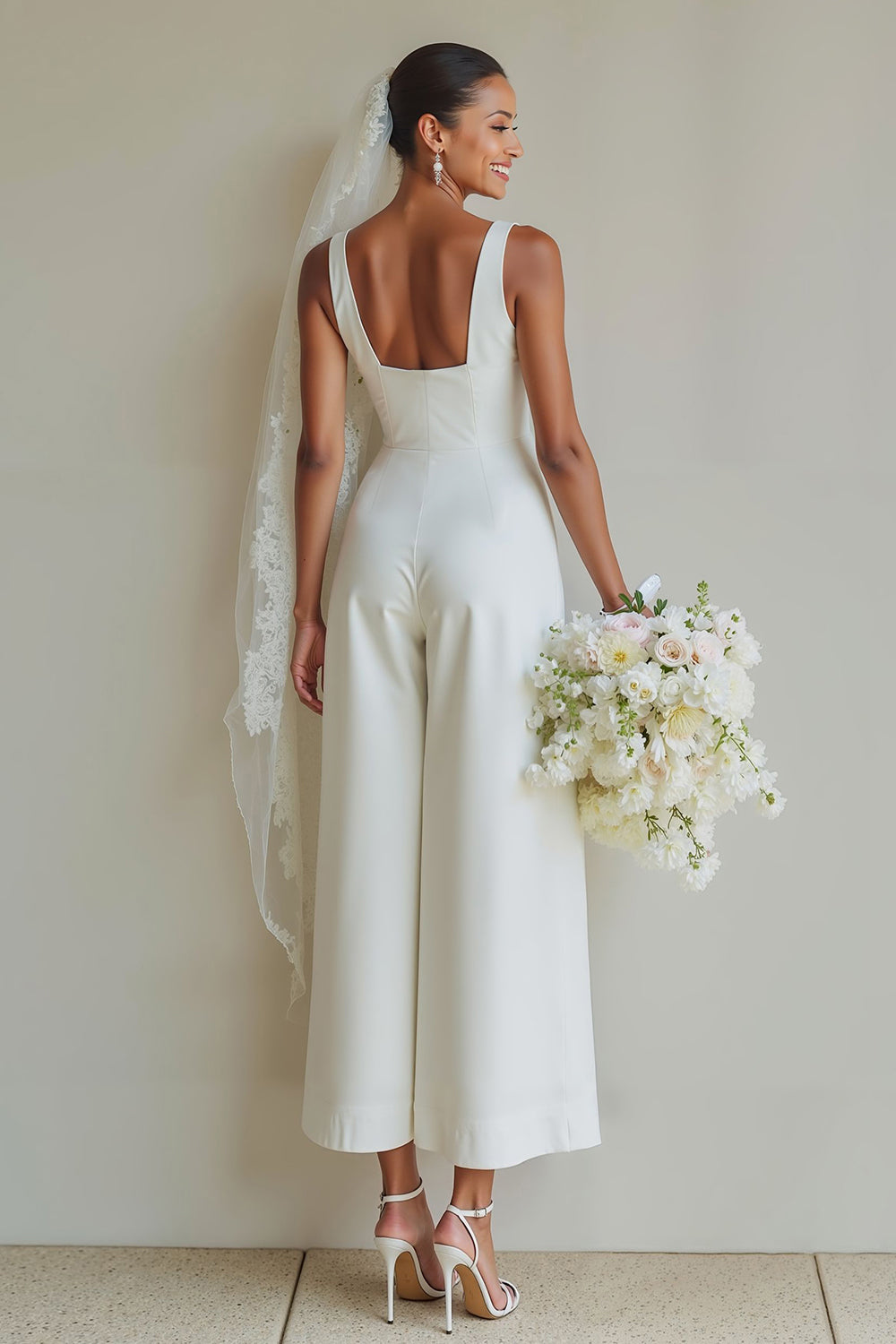 Robes de mariée longues trapèze en satin blanc à col bateau