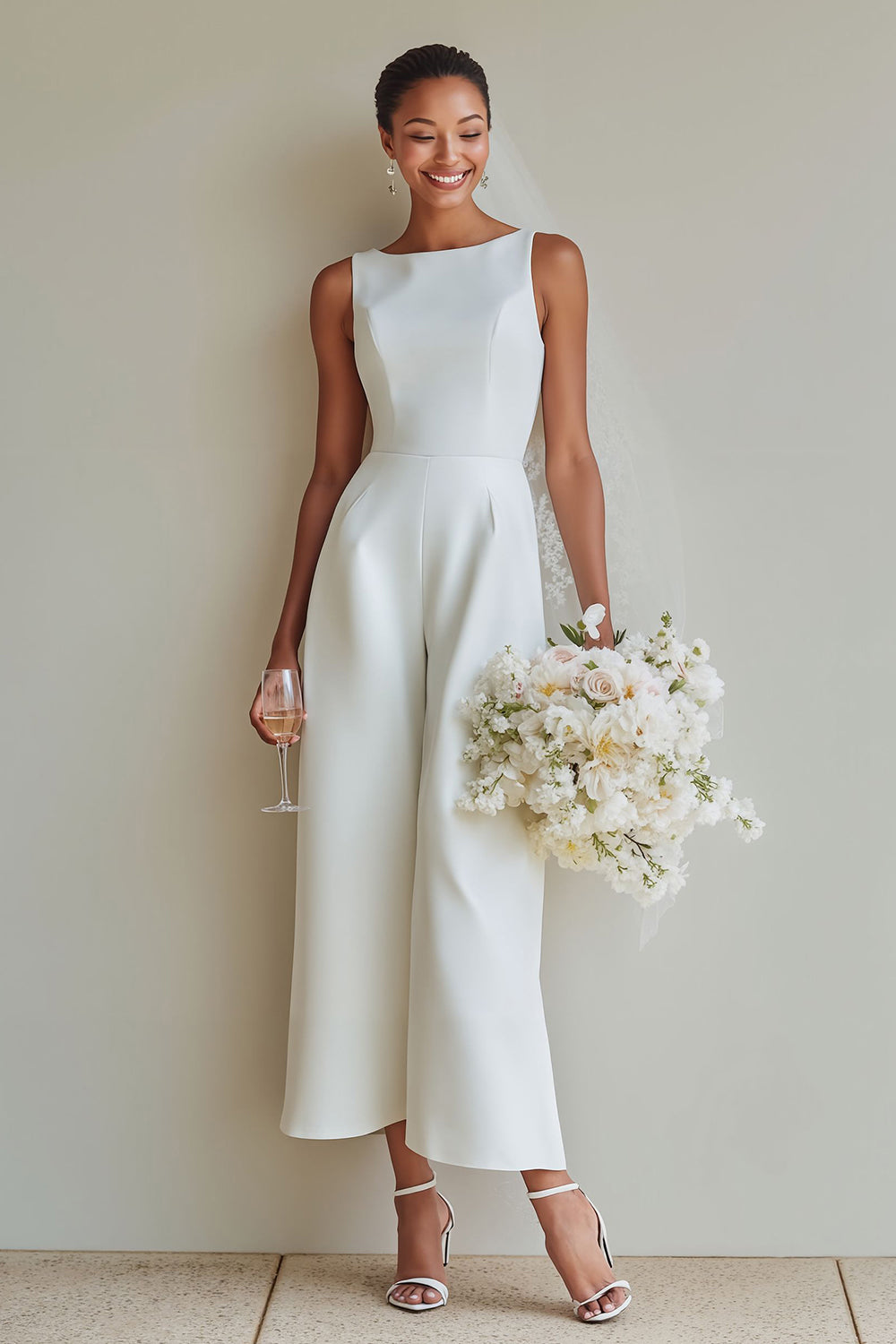 Robes de mariée longues trapèze en satin blanc à col bateau