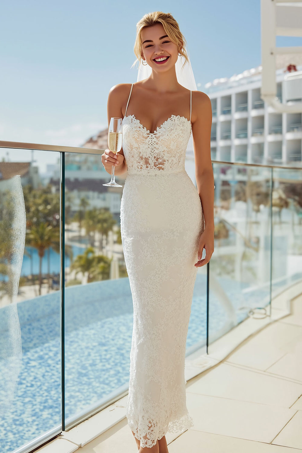 Robe de mariée midi fourreau en dentelle ivoire à fines bretelles