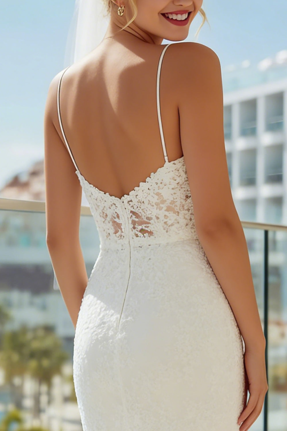 Robe de mariée midi fourreau en dentelle ivoire à fines bretelles
