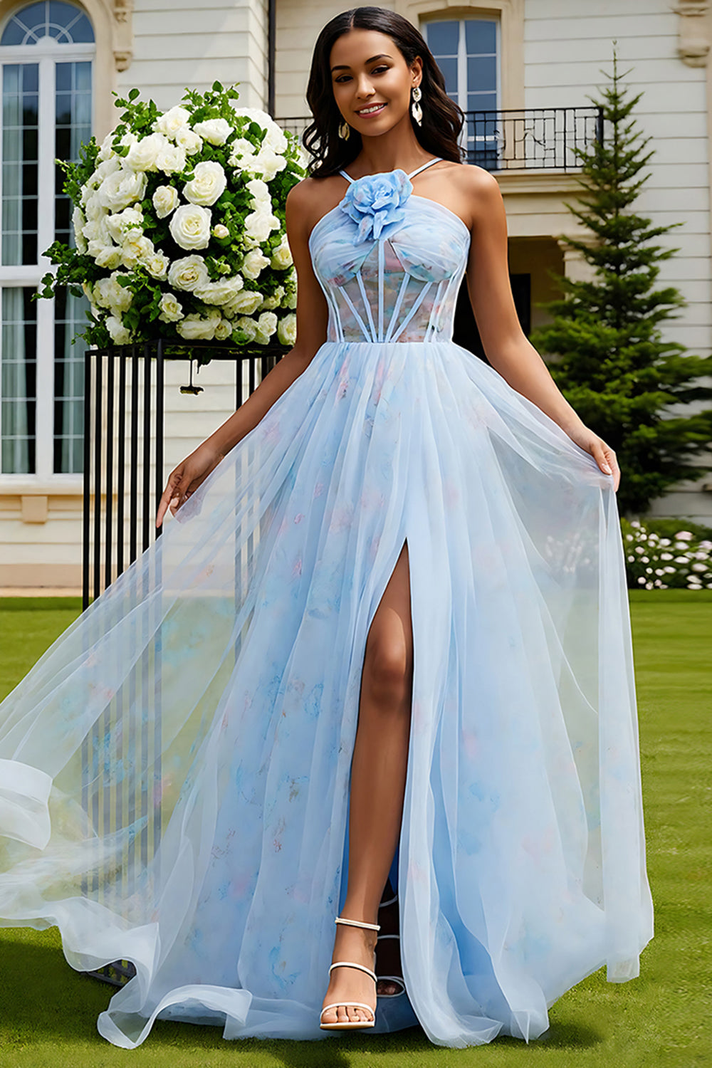 Robe de bal longue bleu clair fleurie coupe trapèze avec corset à lacets au dos et fente