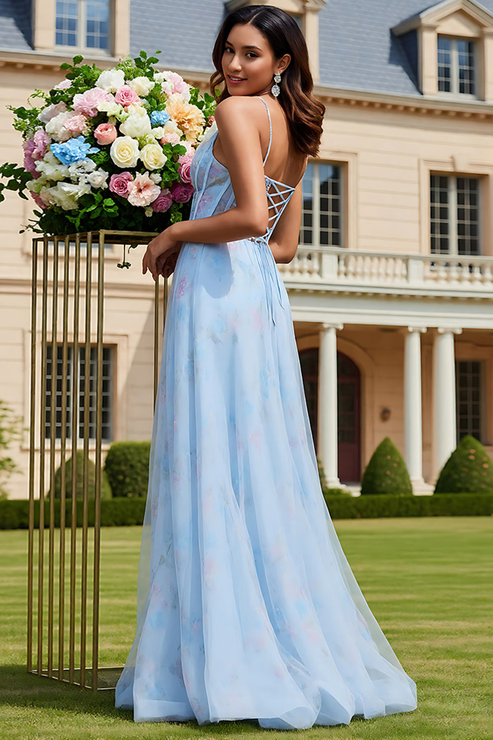 Robe de bal longue bleu clair fleurie coupe trapèze avec corset à lacets au dos et fente