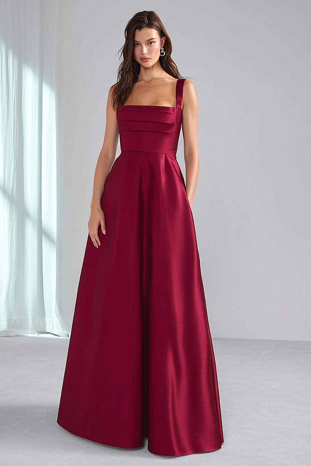 Robe longue de demoiselle d'honneur trapèze en satin bordeaux avec bretelles épaisses et fronces