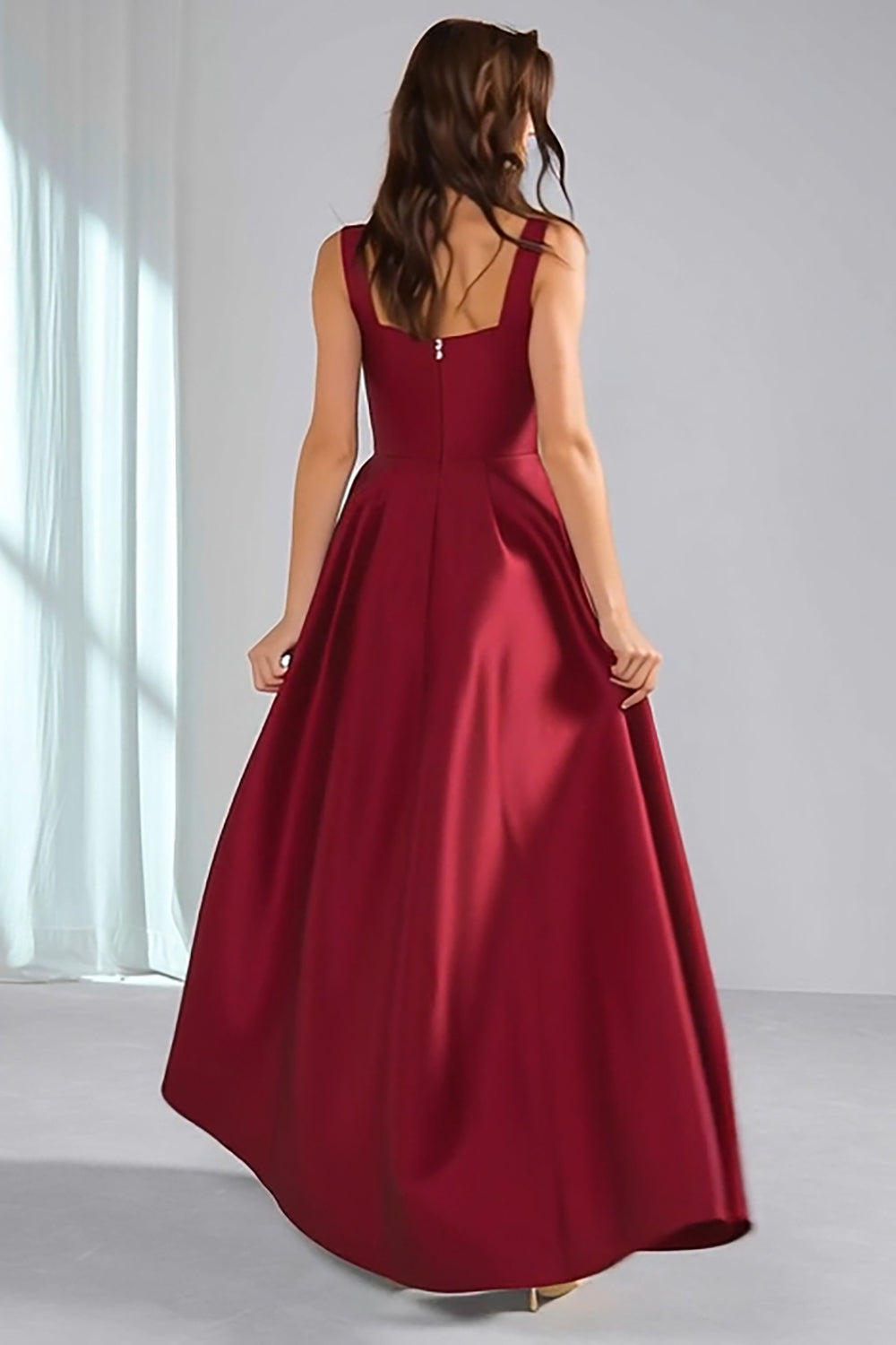 Robe longue de demoiselle d'honneur trapèze en satin bordeaux avec bretelles épaisses et fronces