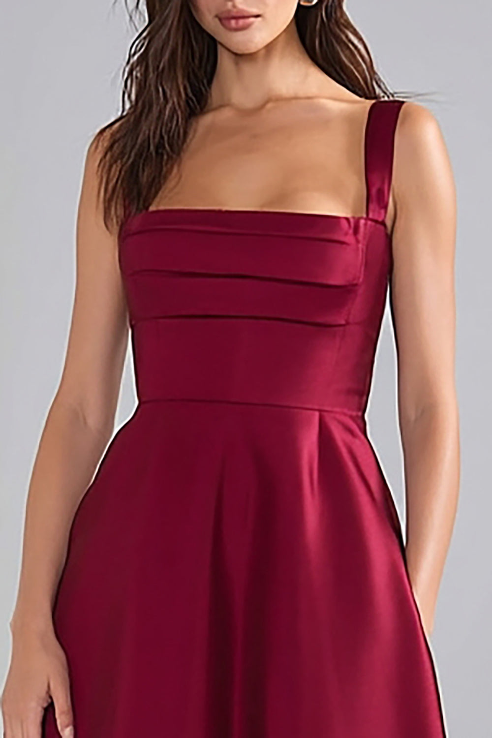 Robe longue de demoiselle d'honneur trapèze en satin bordeaux avec bretelles épaisses et fronces