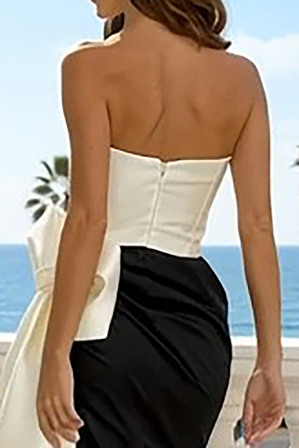 Robe de soirée sirène drapée noire et blanche sans bretelles