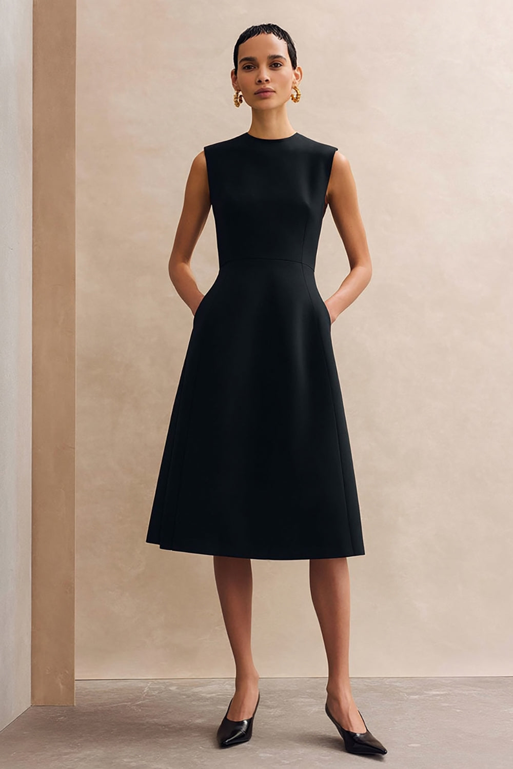 Robe de travail mi-longue évasée à col rond avec poches - Noir