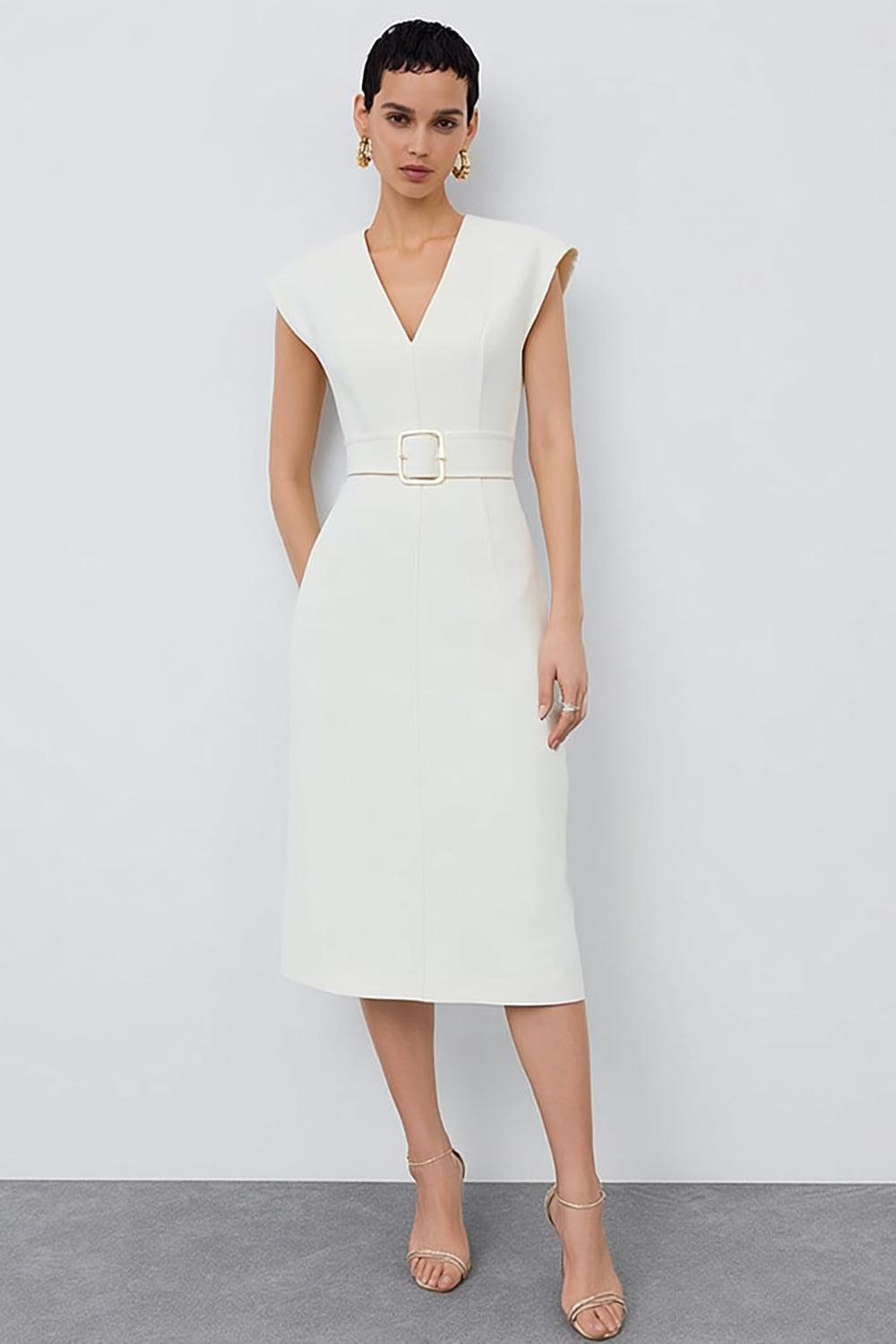 Robe de travail mi-longue fourreau en ivoire à col en V avec ceinture