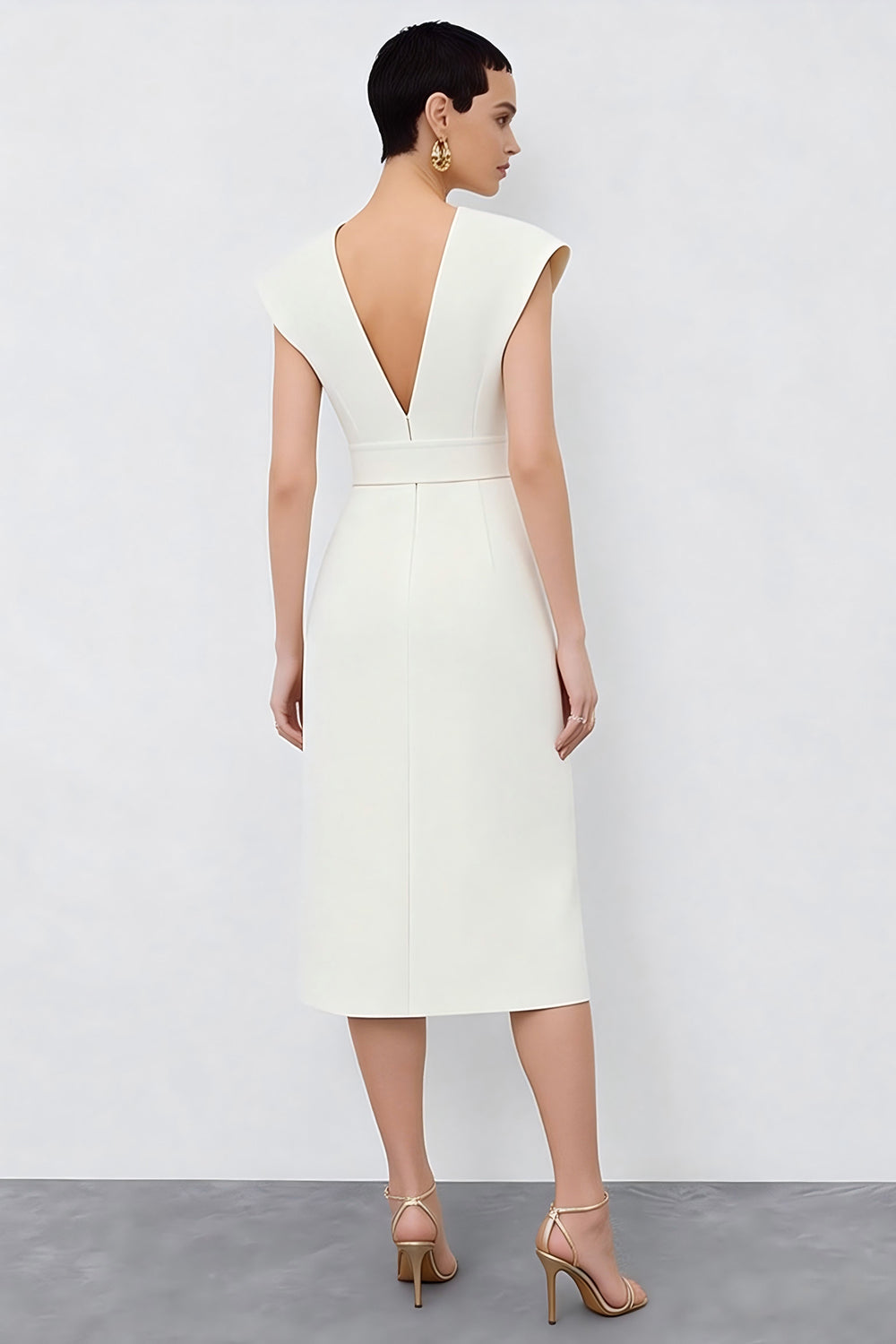 Robe de travail mi-longue fourreau en ivoire à col en V avec ceinture