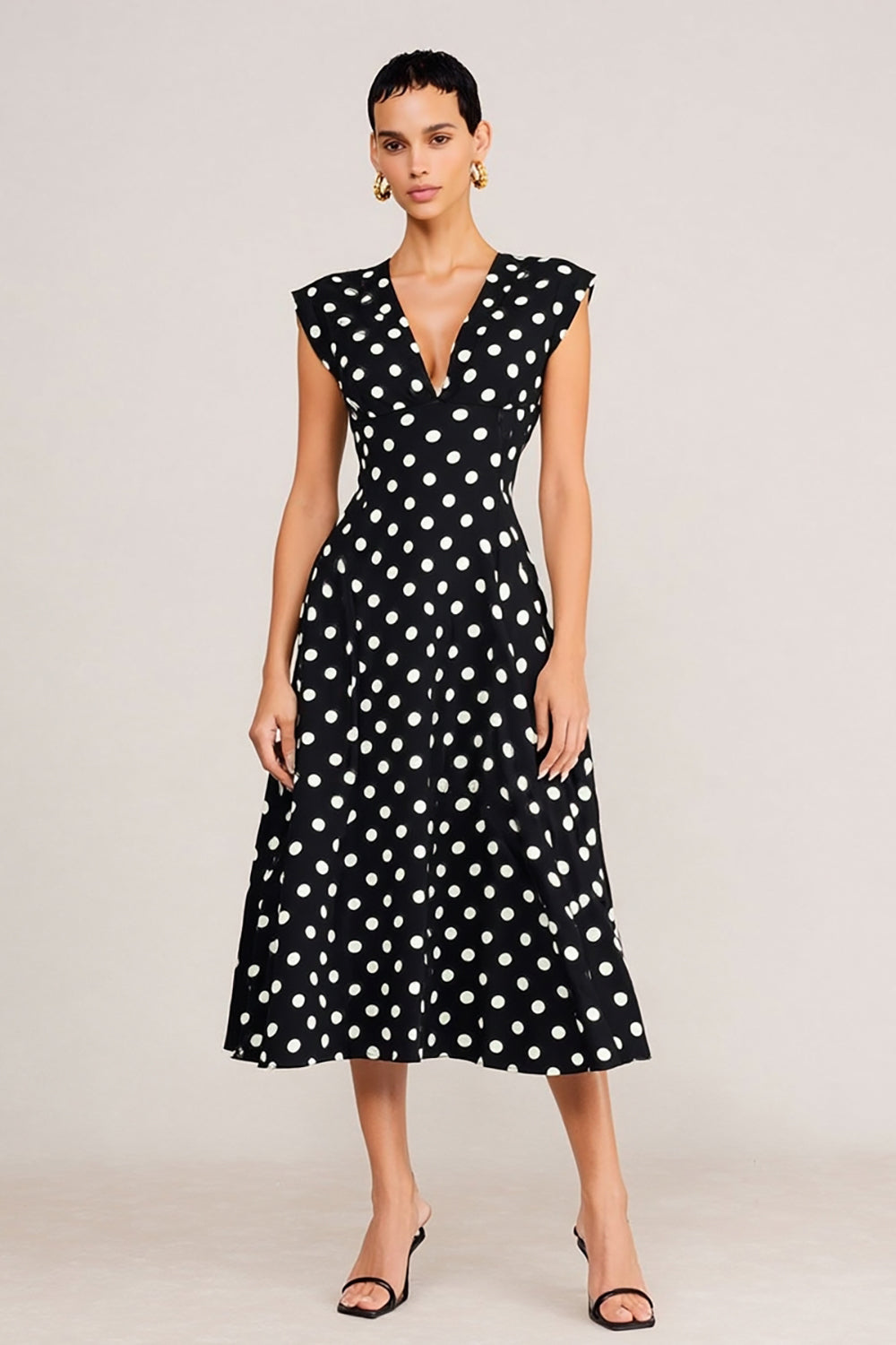 Robe de travail mi-longue évasée à pois noirs et blancs et col en V