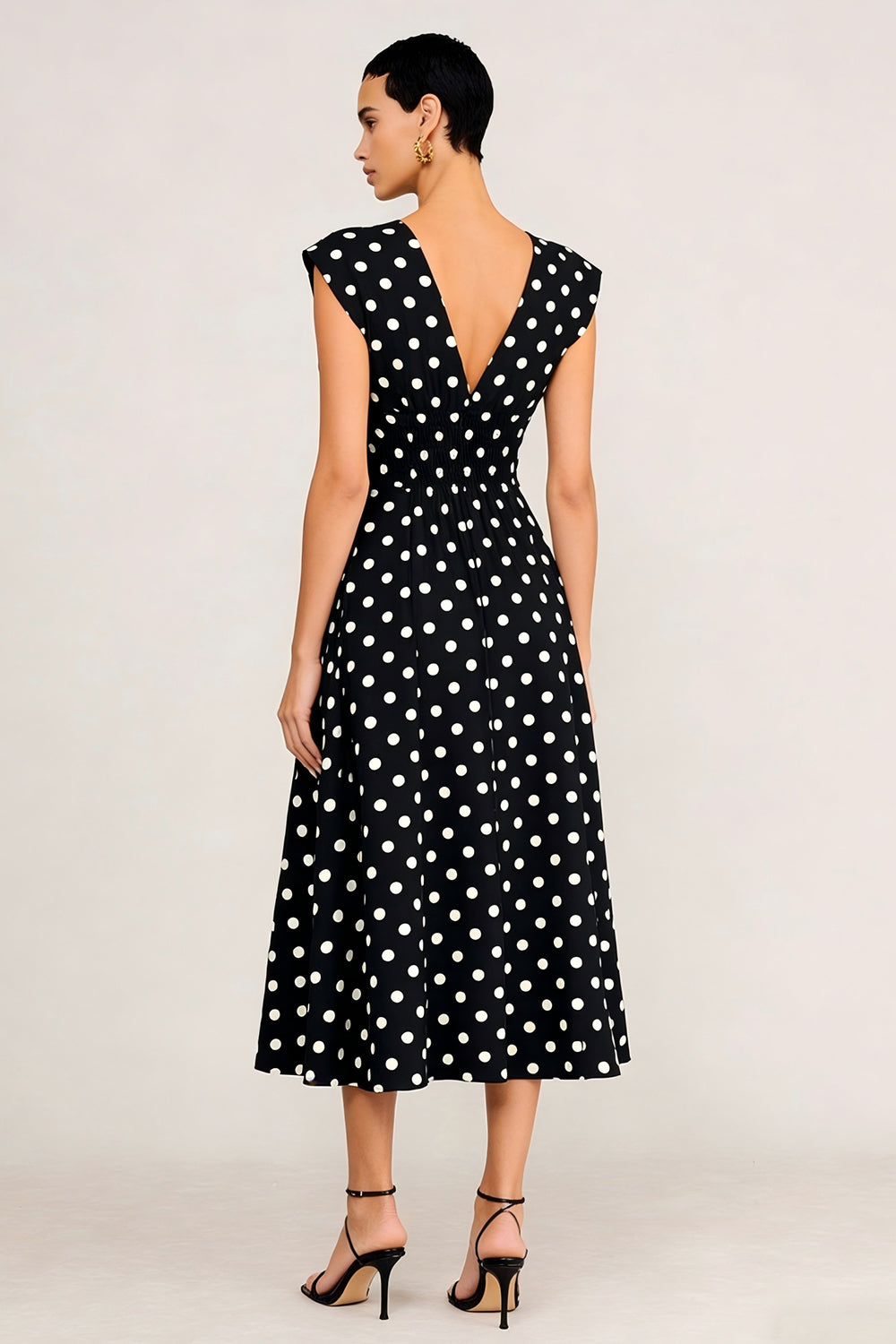 Robe de travail mi-longue évasée à pois noirs et blancs et col en V