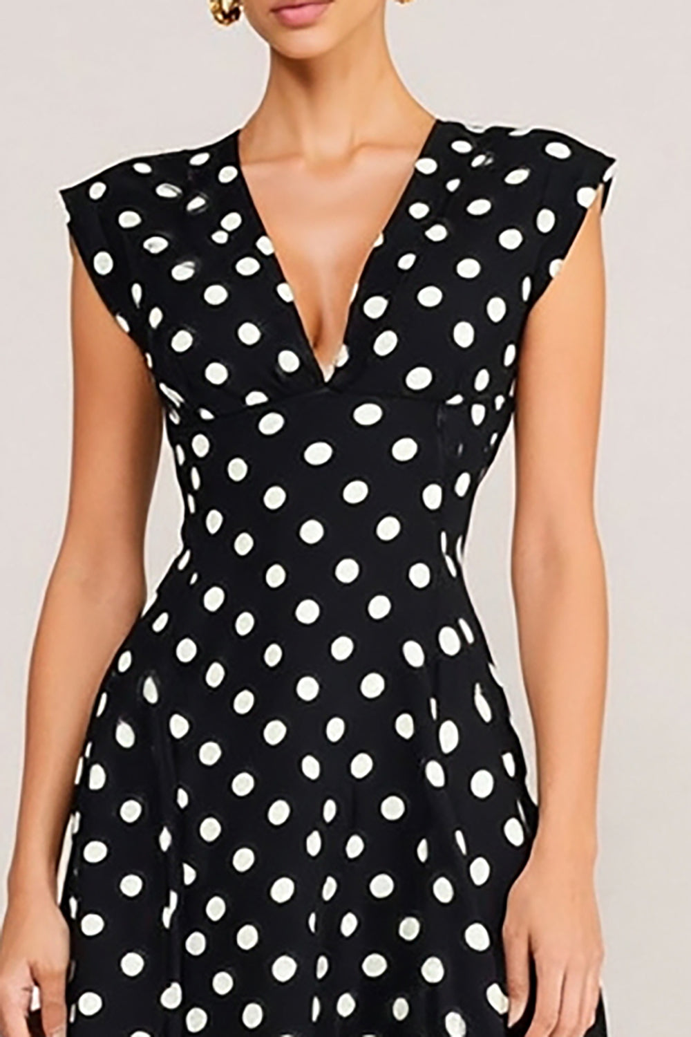 Robe de travail mi-longue évasée à pois noirs et blancs et col en V