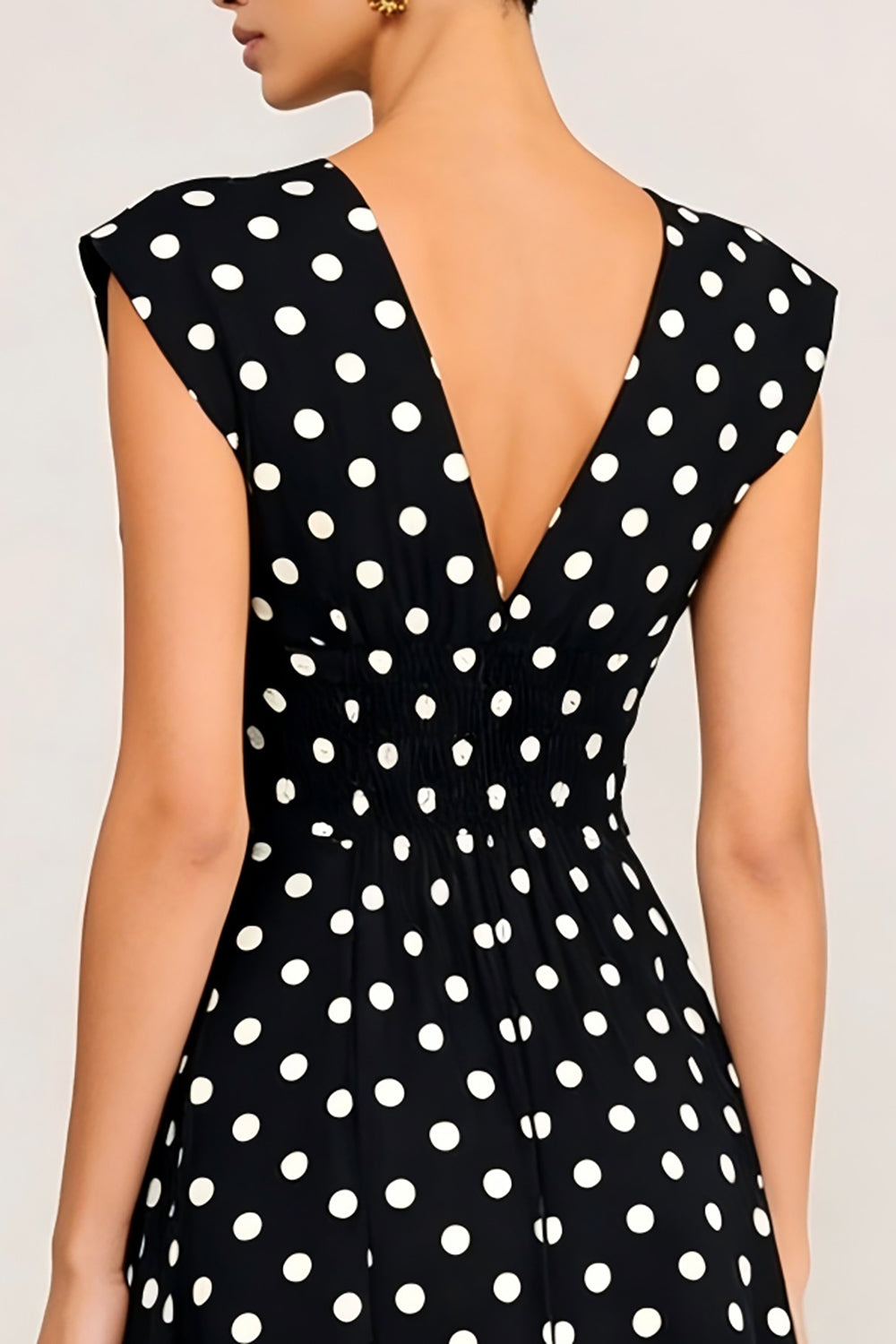 Robe de travail mi-longue évasée à pois noirs et blancs et col en V