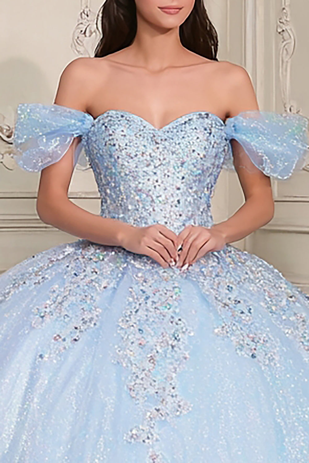 Vestido de Quinceañera con Appliqués y Escote Hombros Descubiertos