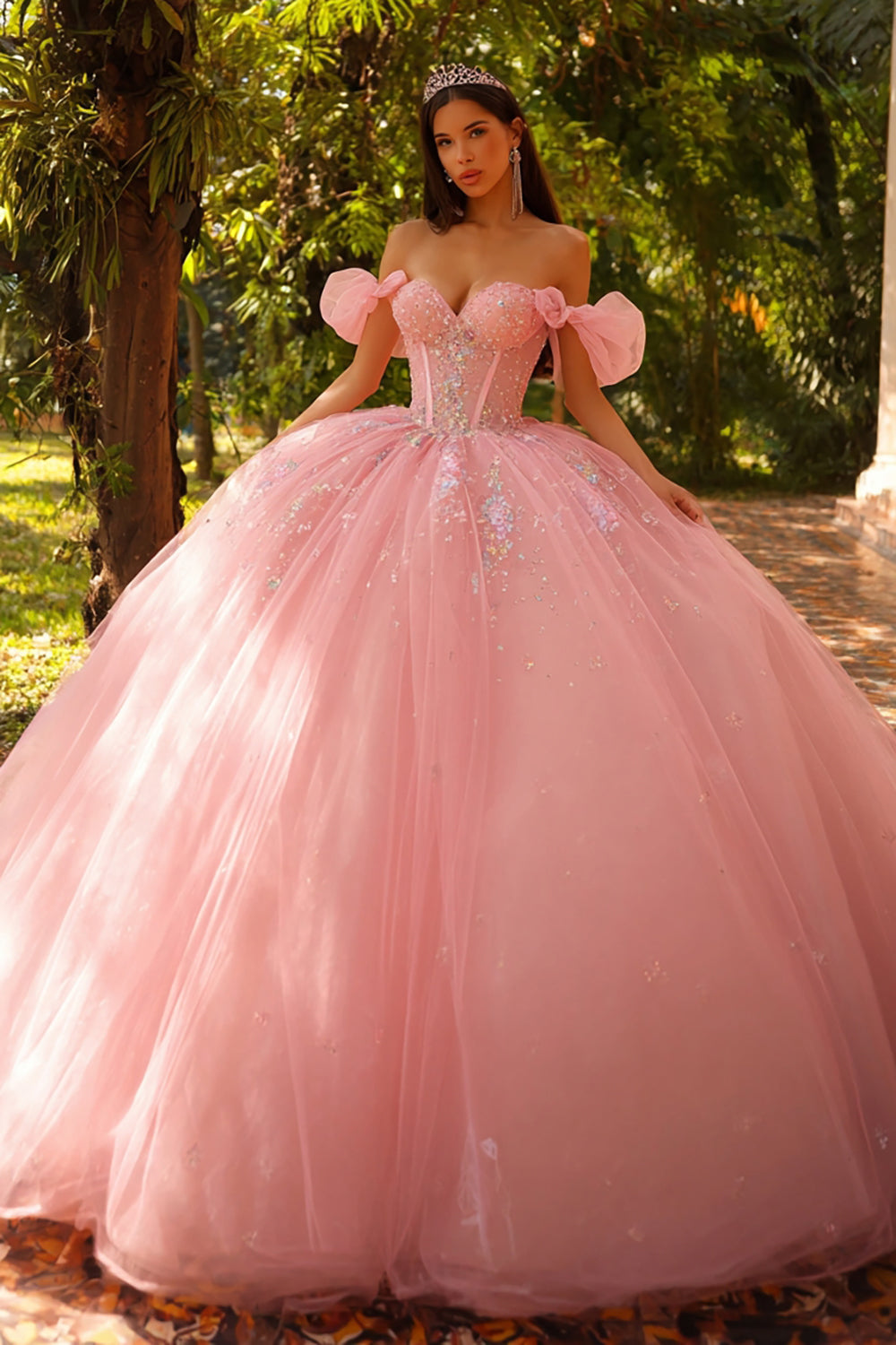 Vestido de quinceañera rosa brillante con hombros descubiertos