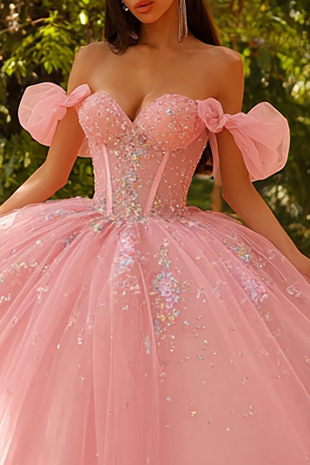 Vestido de quinceañera rosa brillante con hombros descubiertos