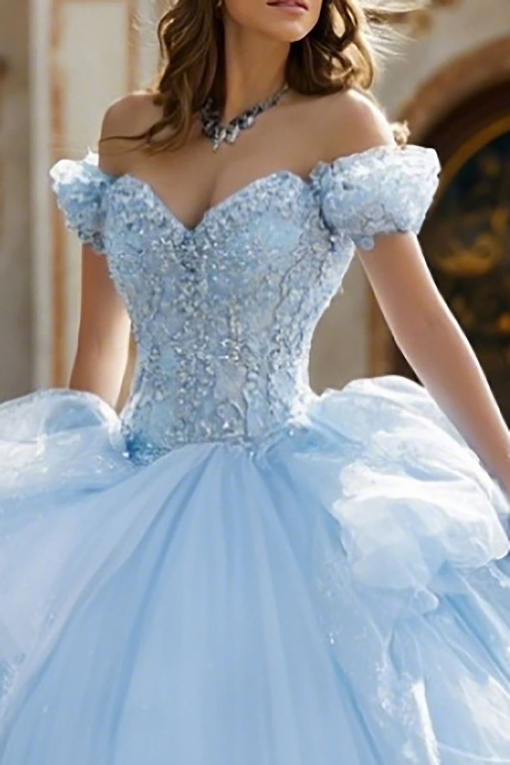 Robe de Quinceañera bleue à volants, appliqués et col épaules dénudées