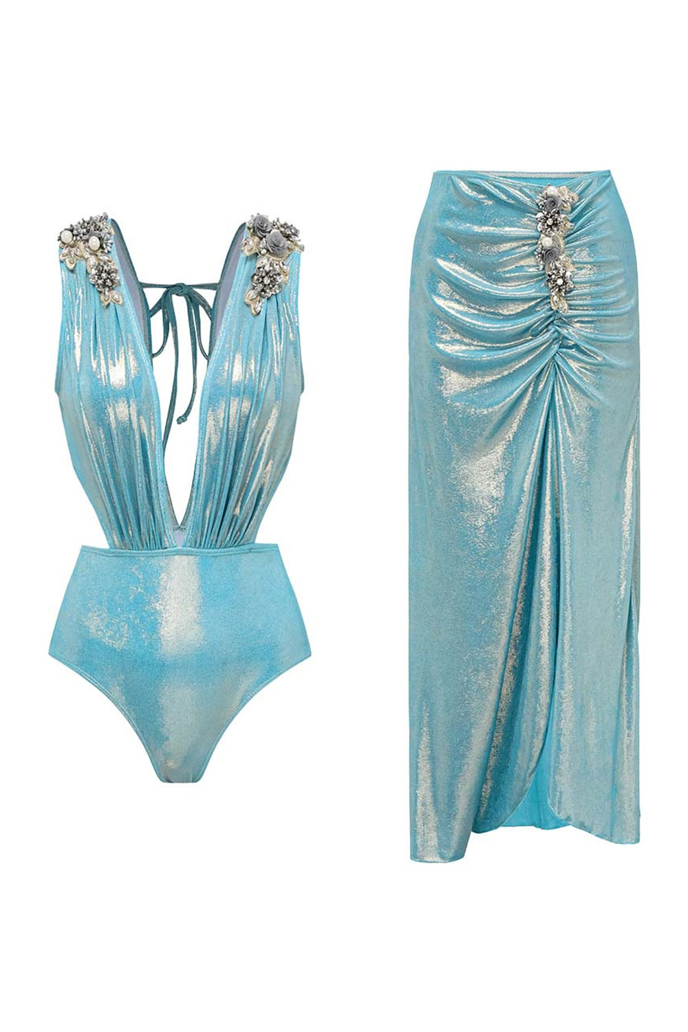 Maillot de bain deux pièces bleu métallisé à col en V, perlé, avec robe de plage
