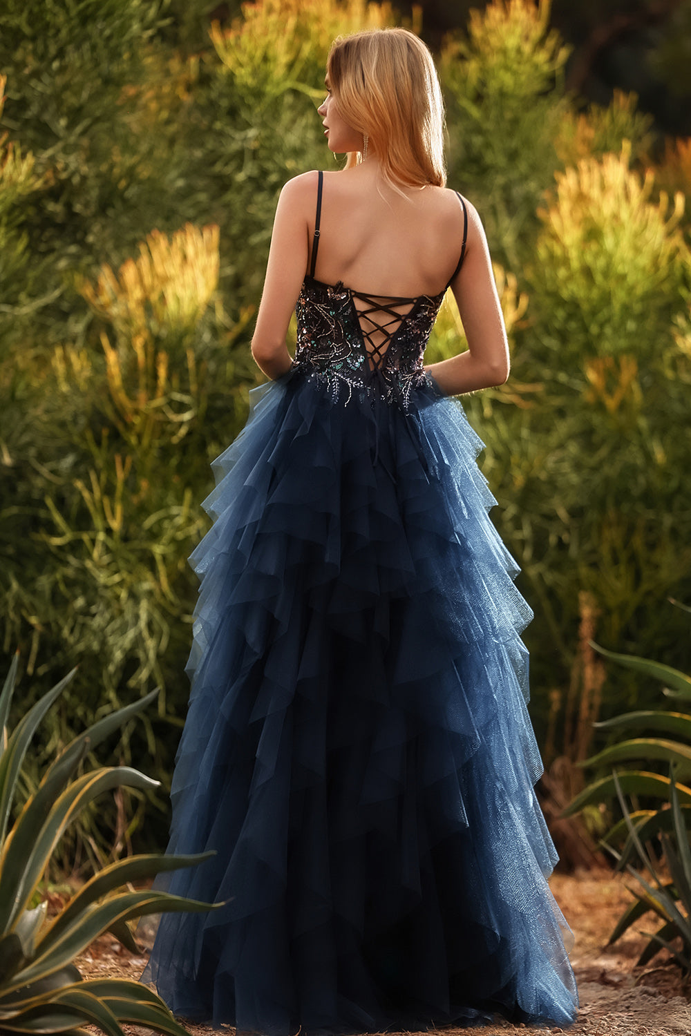 Robe de bal longue en tulle bleu marine avec bretelles spaghetti, coupe évasée et fente
