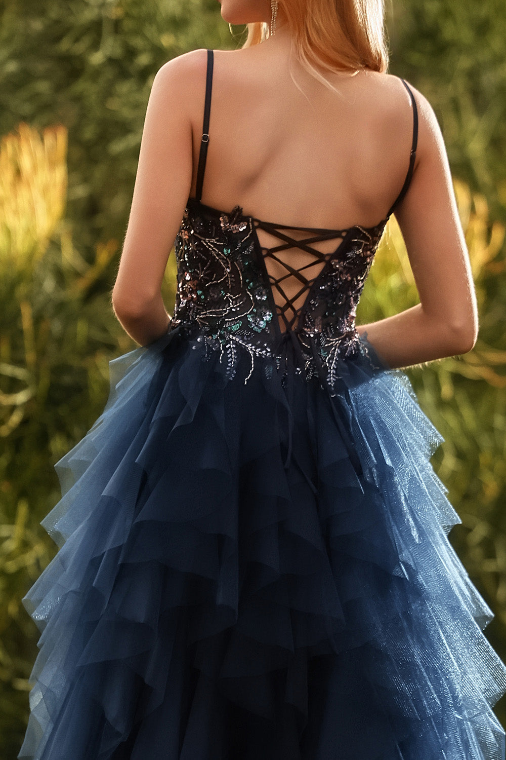 Robe de bal longue en tulle bleu marine avec bretelles spaghetti, coupe évasée et fente