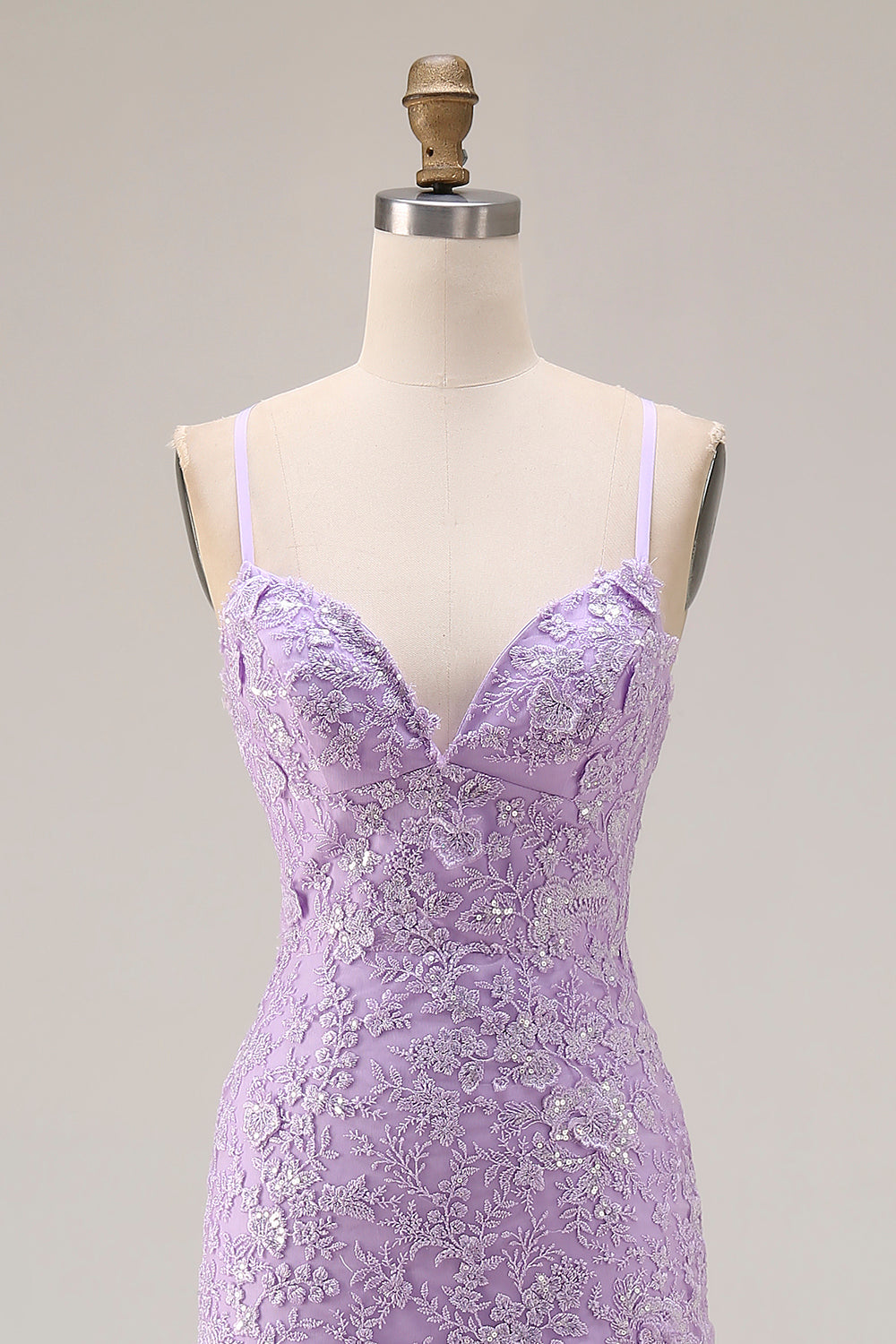 Robe de bal longue sirène violette à fines bretelles avec laçage au dos et fente à volants
