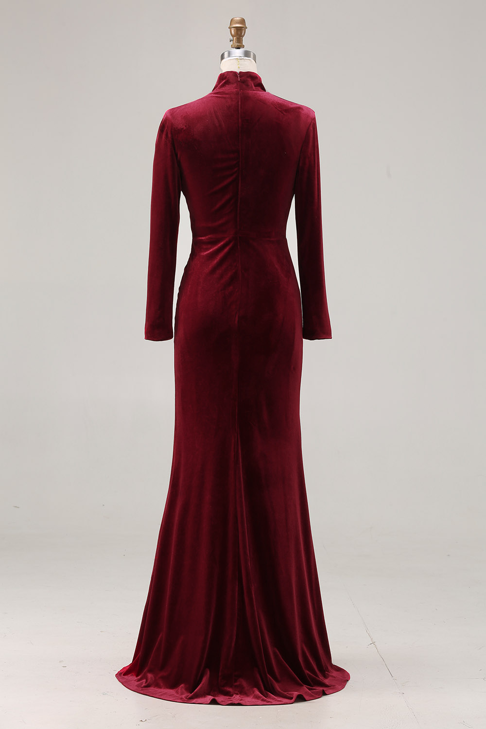 Robe de soirée fourreau en velours cabernet à manches et col montant