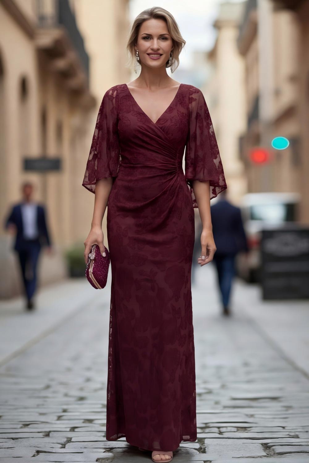 Robe fourreau drapée rouille en dentelle avec demi-manches pour la mère de la mariée